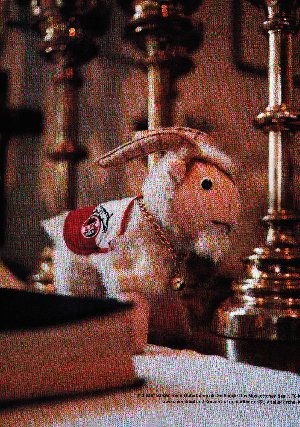 Maskottchen auf dem Altar